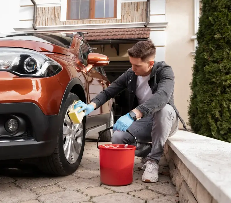 Lavage auto à domicile Laize-Clinchamps : professionnel intervenant sur un véhicule